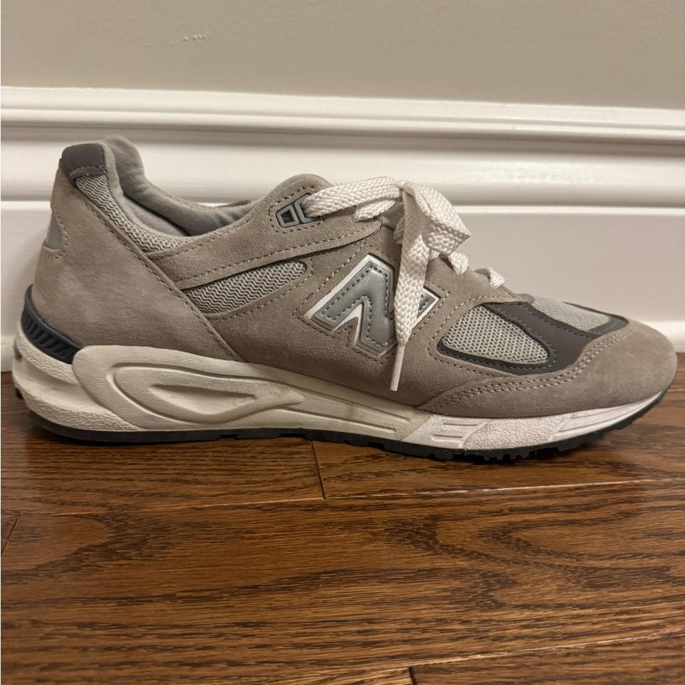 New Balance Men’s Beige and Grey Sneakers 990